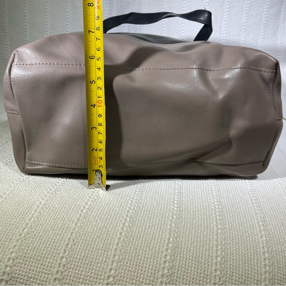 FIORE ,LARGE BLACK & TOUPE ITALIAN‎ LEATHER TOTE; GOLD INSIDE. - Picture 6 of 7